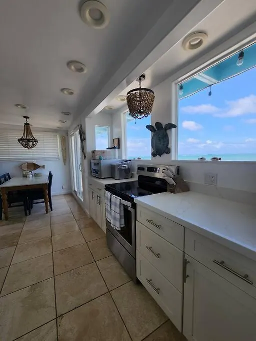 Dom wakacyjny Moeʻuhane Kai Beach Front Home Hau'ula
