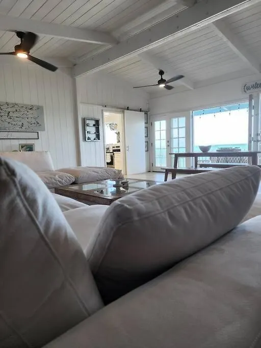 Dom wakacyjny Moeʻuhane Kai Beach Front Home Hau'ula